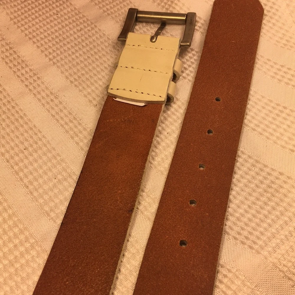 White leather belt hardly worn, great find!